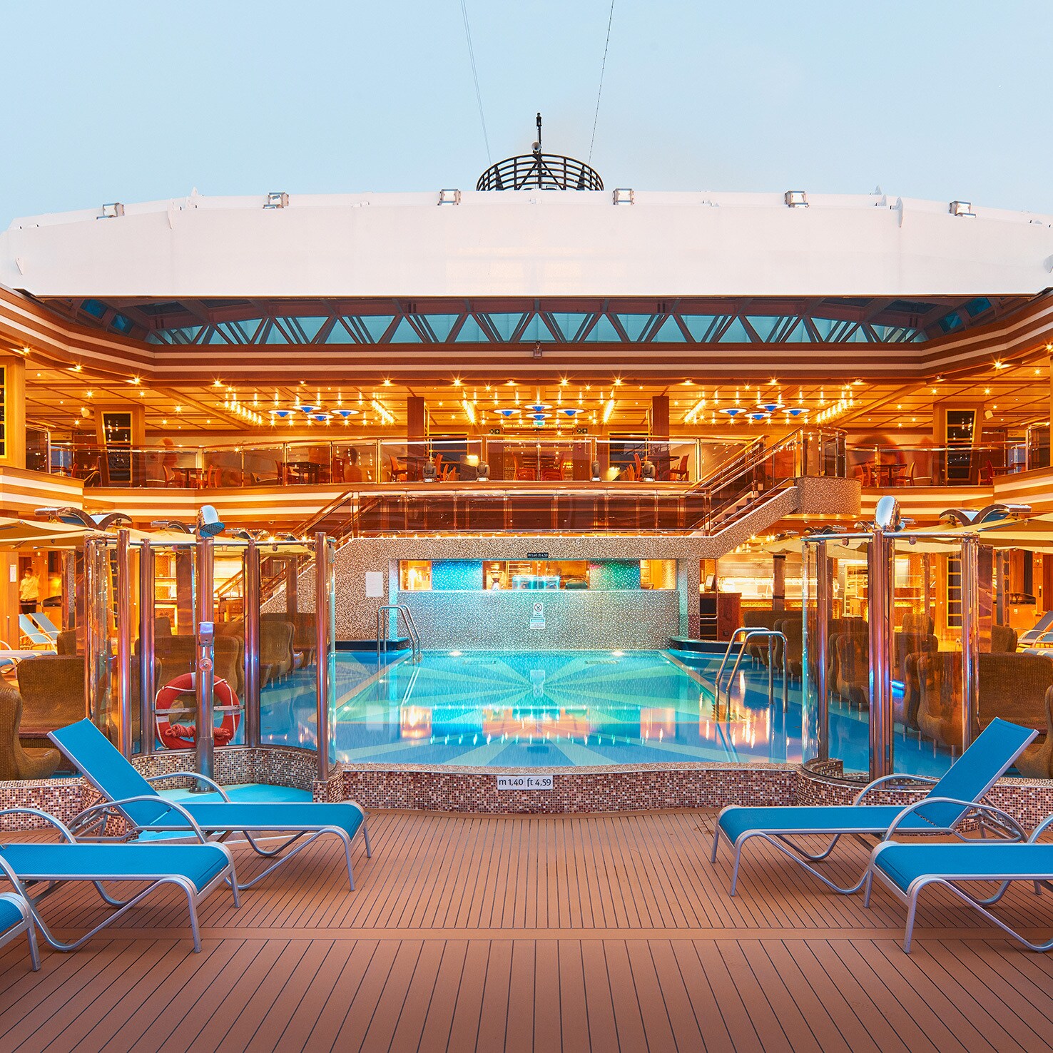 Costa Diadema — Piscina principal com cobertura de cristal retrátil