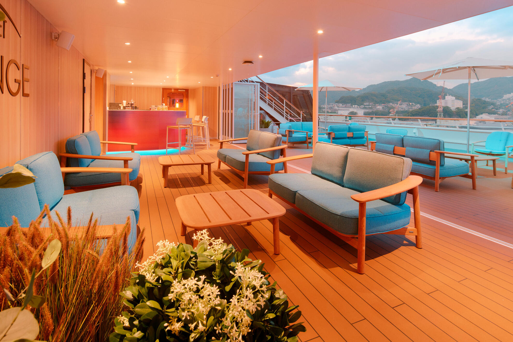 Costa Serena — Deck panorâmico ao entardecer
