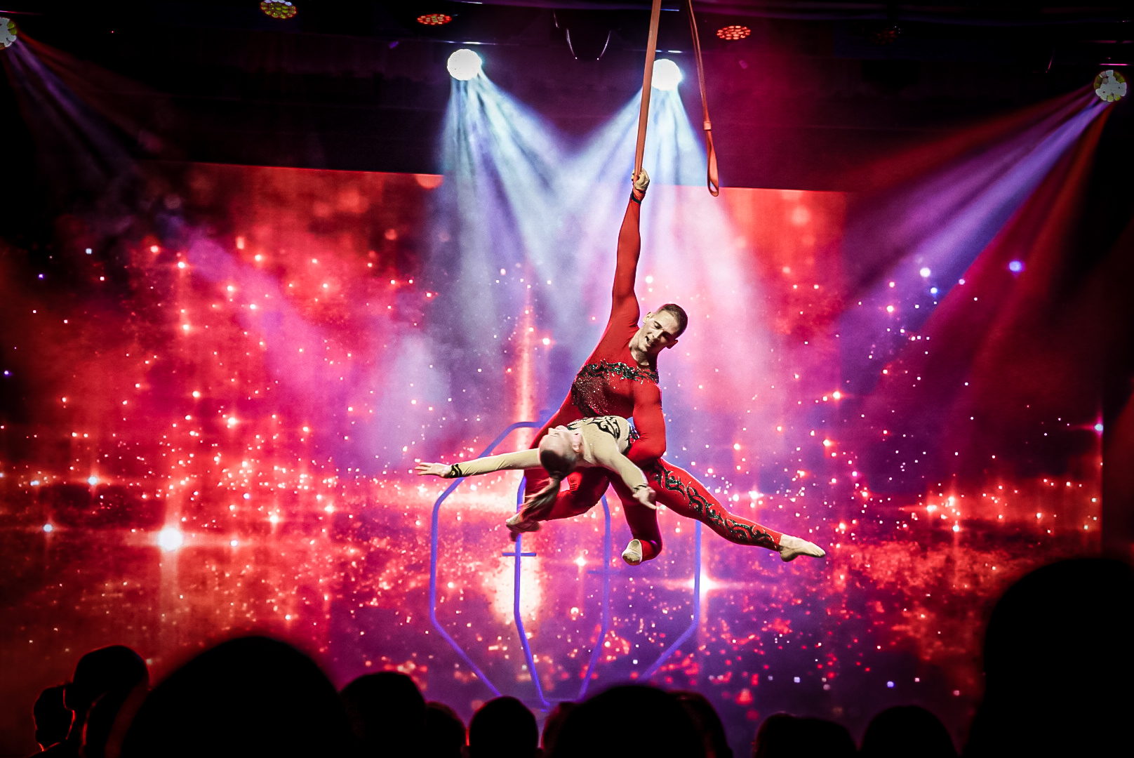 Costa Serena — Teatro Giove — shows todas as noites
