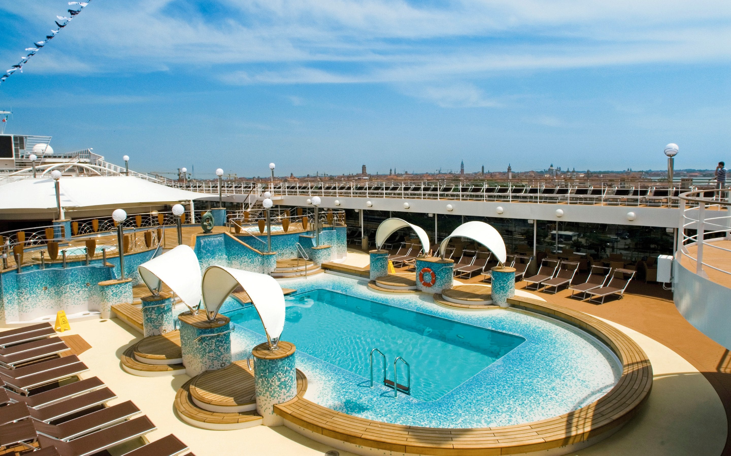 MSC Música — Piscina externa com vista panorâmica