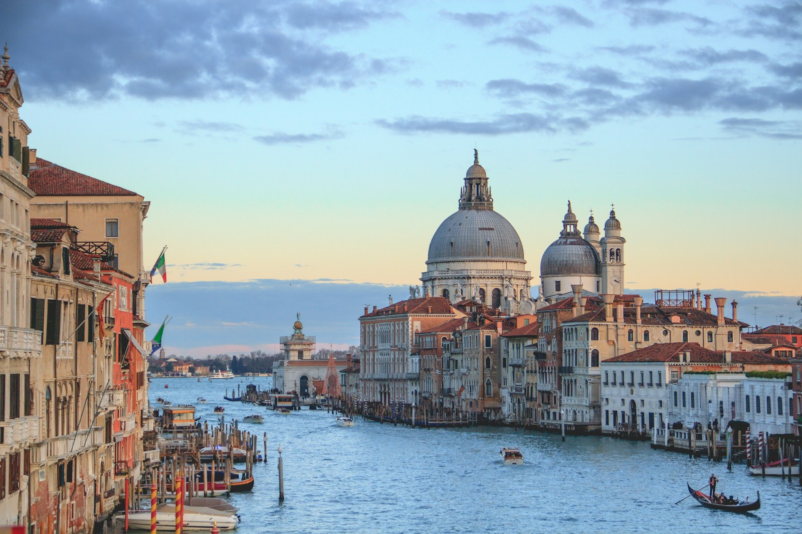 Veneza · canais e gôndolas