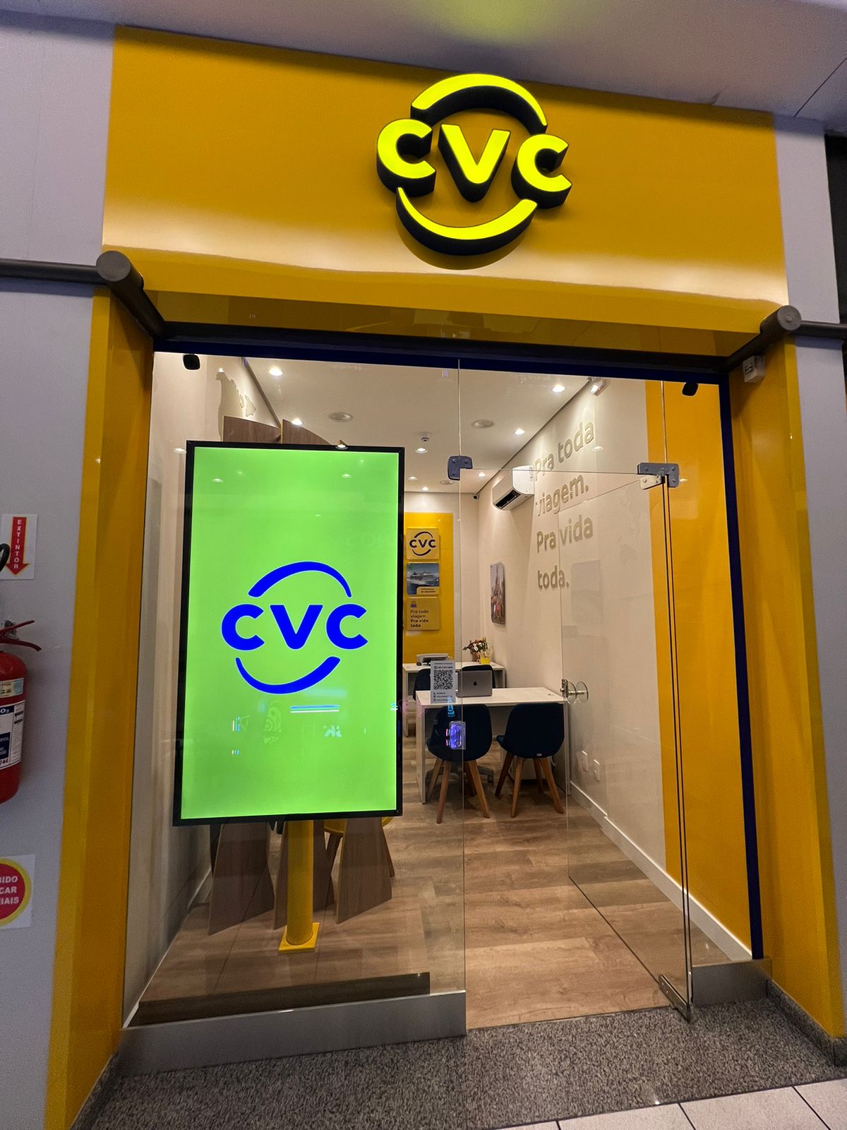 Fachada da CVC Videira no Videira Shopping